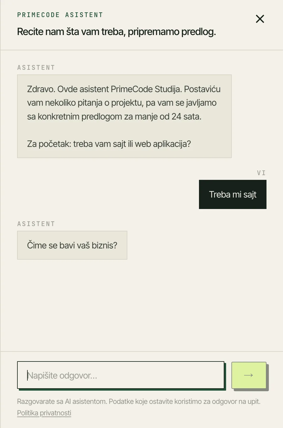 Panel asistenta: uvodna poruka najavljuje nekoliko pitanja, posetilac je odgovorio da mu treba sajt, a asistent pita čime se biznis bavi.