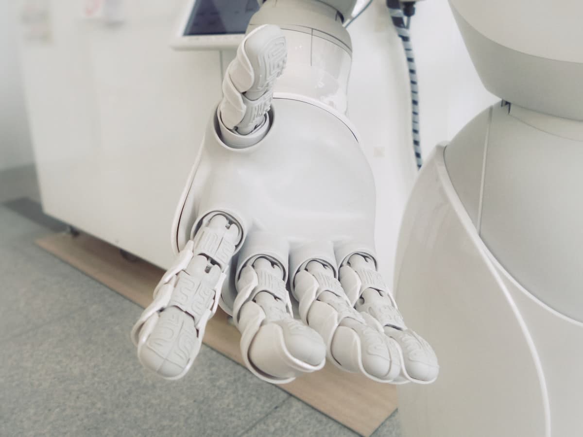 Ispružena ruka belog robota