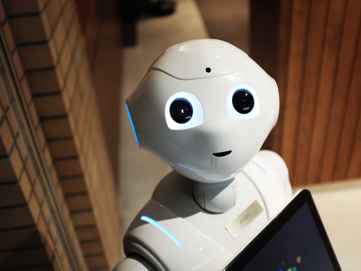 Beli robot sa ekranom, izbliza
